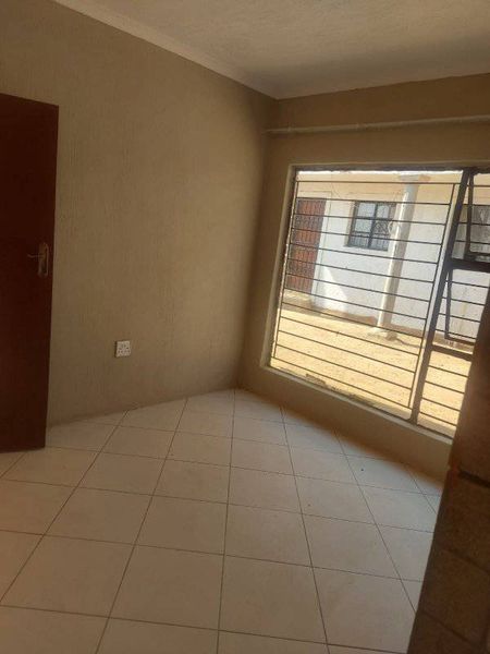 Ebony park ext 5📌
one bedroom unit 
r320  in Ebony Park