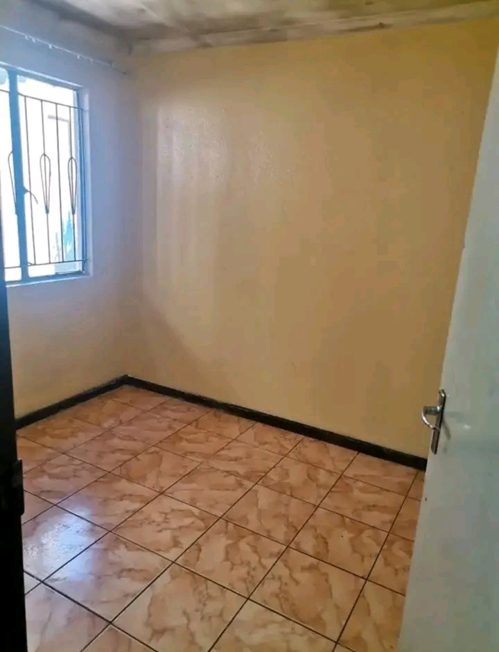 Mtambeka section 2 bedroom house to let
r385  in Tembisa