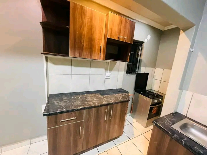 1 spacious bedroom cottage with a fitted wald  in Norkem Park