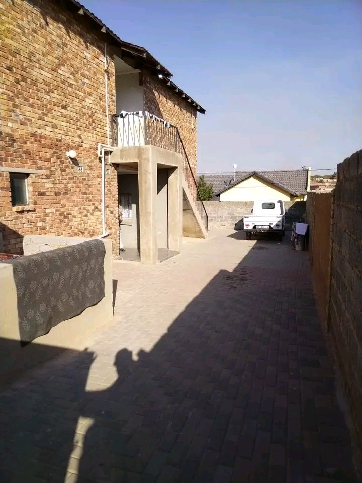 1 bedroom flat in ext 11
tiles and ceiling   in Ebony Park