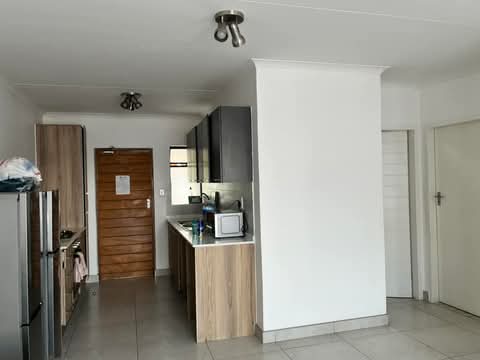 Sharing room (with a guy) available in 2 bedr  in Midrand