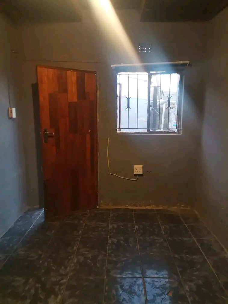 Room to rent available near club house 1000 n  in Mapetla