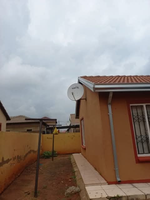 House to let available immediately
rent:r460  in Mapetla