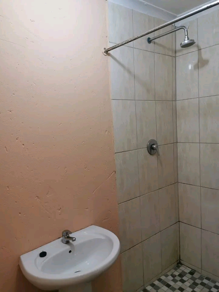 Big bachelor room with ensuite available for   in Protea Glen