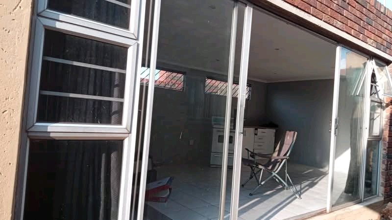 A spacious ensuite is available for r3000 at   in Pimville