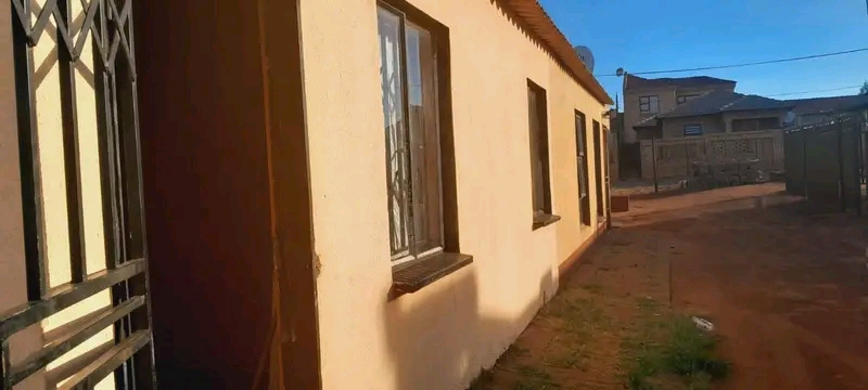 2 bedroom house available for immediate occup  in Protea Glen