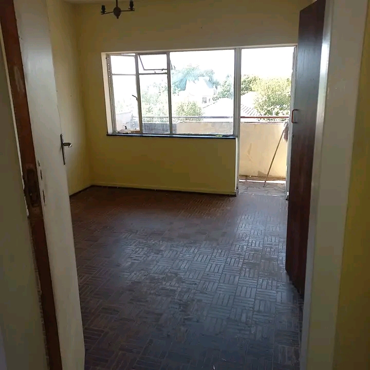 Room with balcony available in sharpstreet, c  in Yeoville
