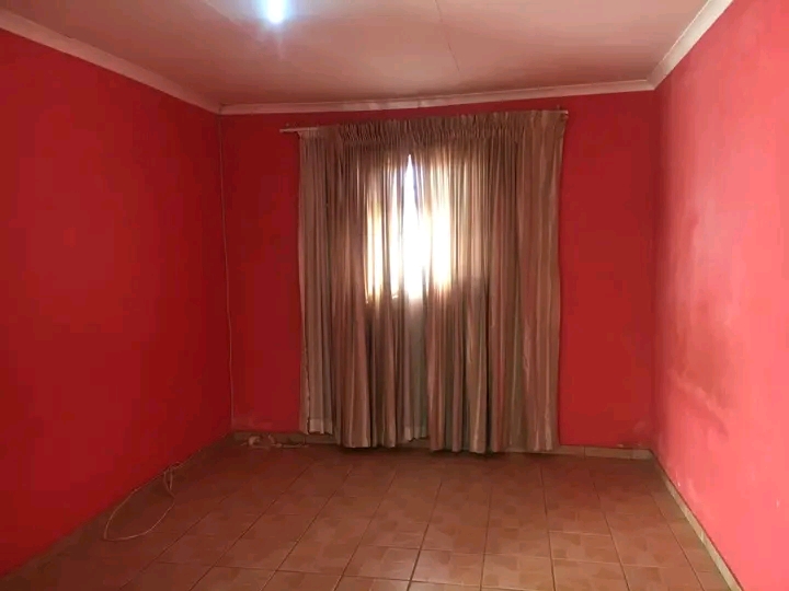 Garage size room rent r2000 deposit r2000
ou  in Protea North