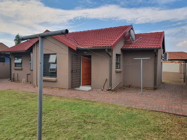 Stunning 3 bedroom house located in paradise,  in Vosloorus