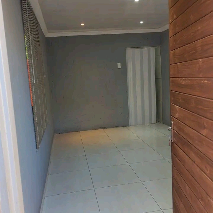 Bachelor to lease at ext 2 for r2000
water a  in Protea Glen