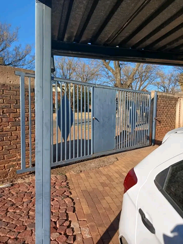 This gorgeous and clean cottage is located in  in Olifantsfontein