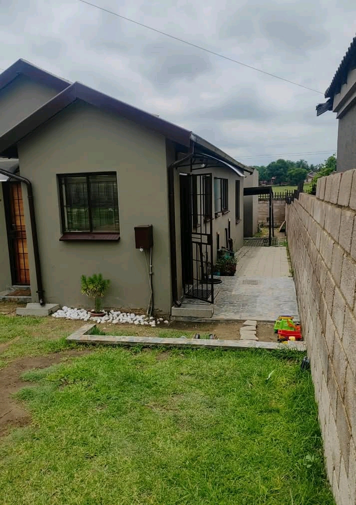 A beautiful three bedroom house in a well mai  in Norkem Park