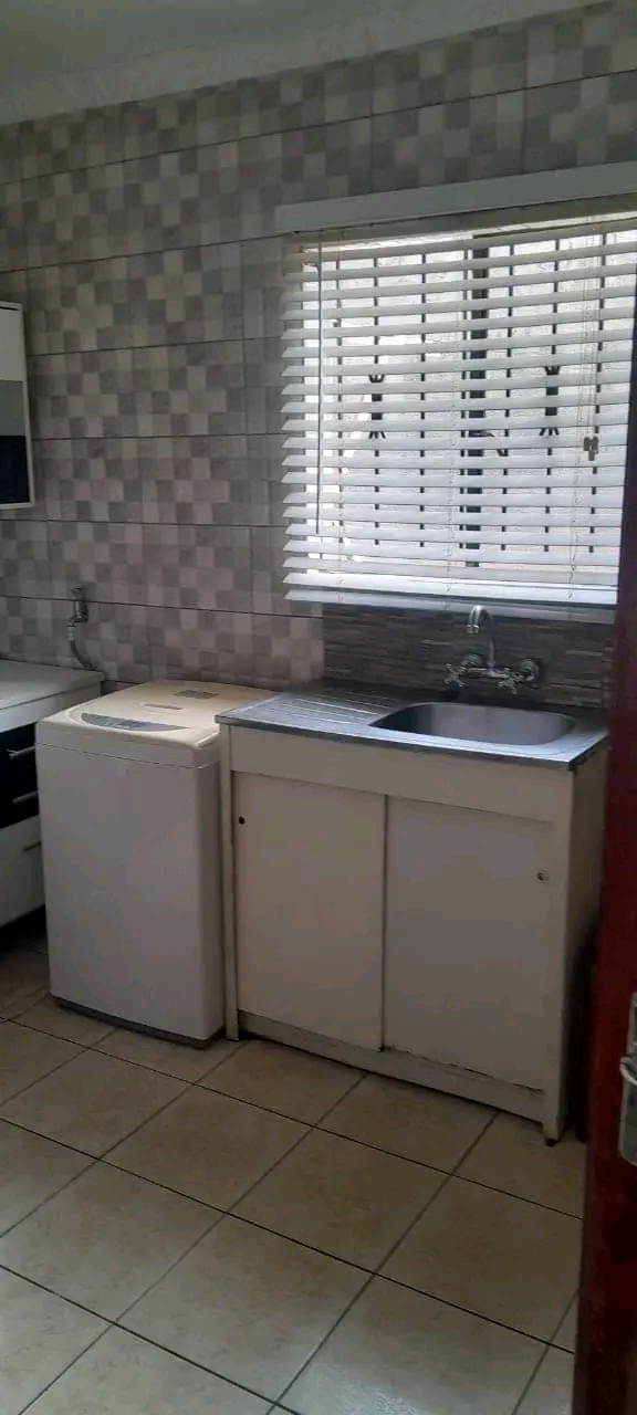 Zone 2, 1 room with fitted built ins, space f  in Pimville
