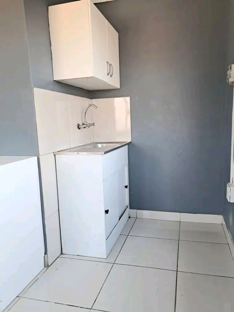 Bachelor ensuite ext 12 r2500 pm
deposit req  in Protea Glen