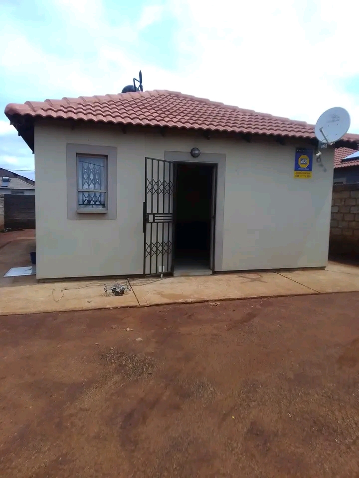 House to rent ext 5 4500 per month plus 4500   in Lufereng