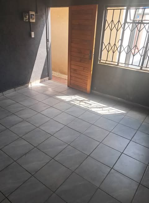 Room available r 900 around tsakane ext 9 wit  in Tsakane