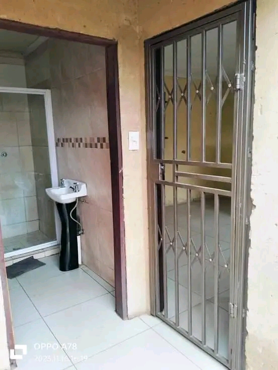1570 room to rent immediately old dobsonville  in Dobsonville