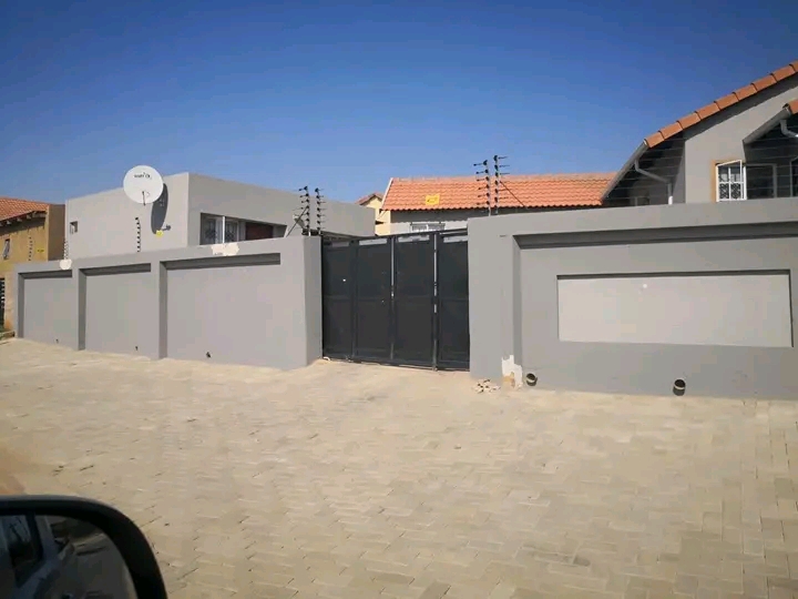 Room available, 104 afghanistan avenue ext 10  in Cosmo City