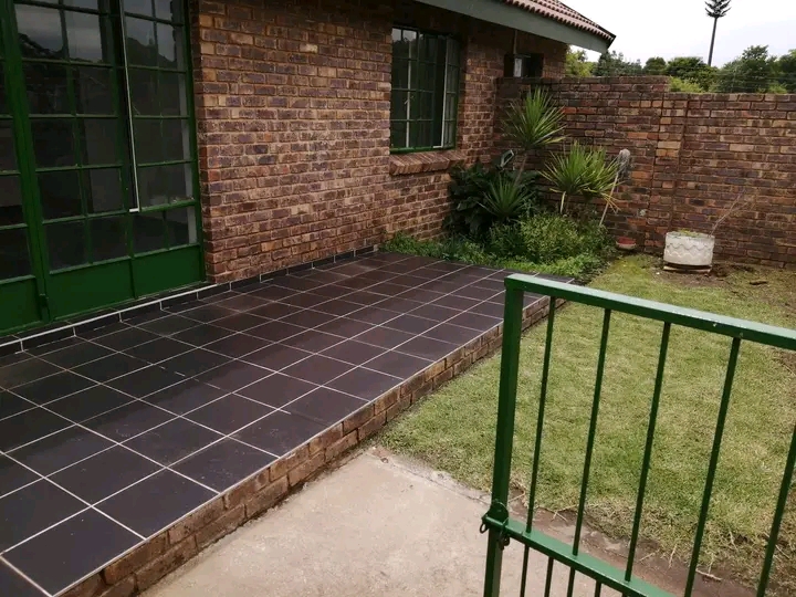 2 bedroom 1 bathroom open plan kitchen lounge  in Midrand