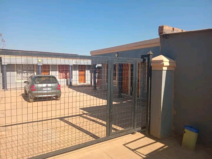Room to rent in house number 8000 ext 7 hydro  in Nellmaphius