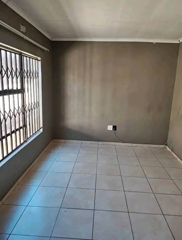 Room with ceiling, tiles and burglars availab  in Phomolong