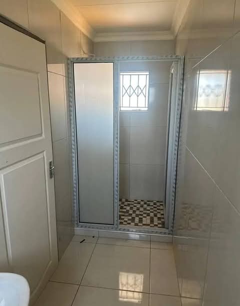 Bachelor available for rental immediately r25  in Hospital View