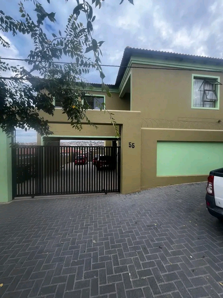 Bachelor available in ext 10
rent r4400
com  in Cosmo City