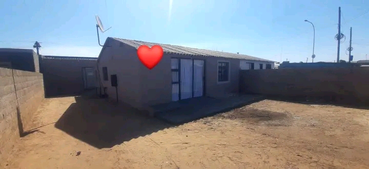 Zone 2 
fitted kitchen 
lounge 
full bathr  in Pimville