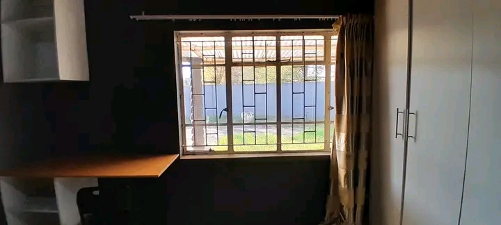 Room to rent in ce2 r2800

neat and spaciou  in Vanderbijlpark