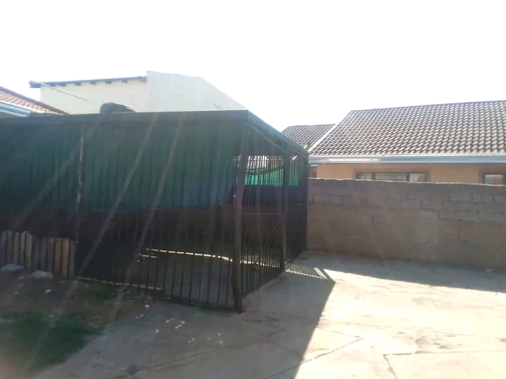 A loan standing 3  bedroom house available fo  in Vosloorus