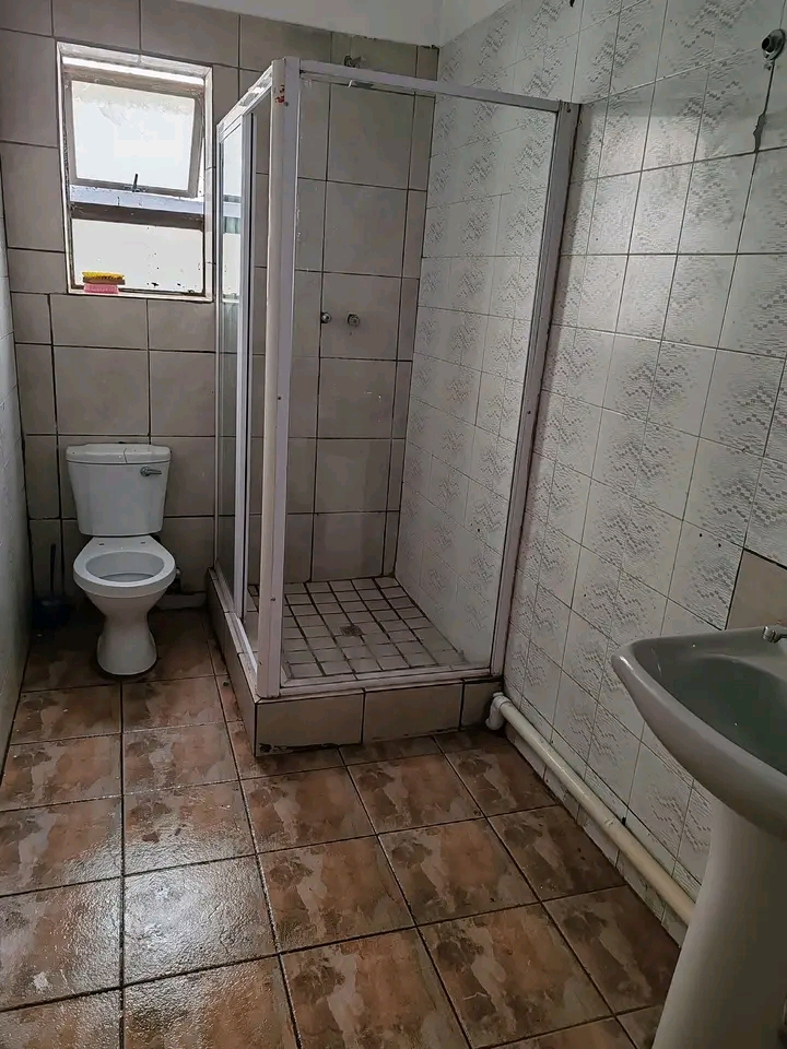 Bachelor room available in blenheim please co  in Kensington