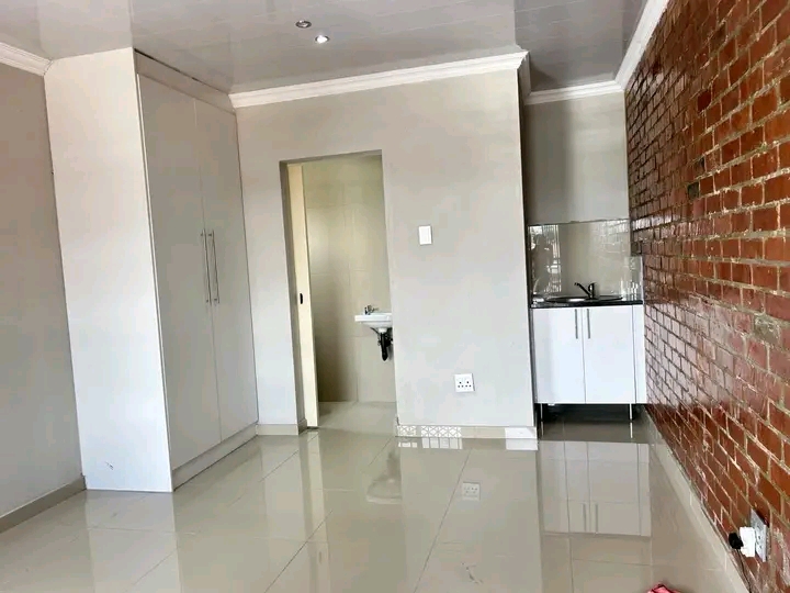 Bachelor available for rent.
ext 37 near bat  in Olivenhoutbosch