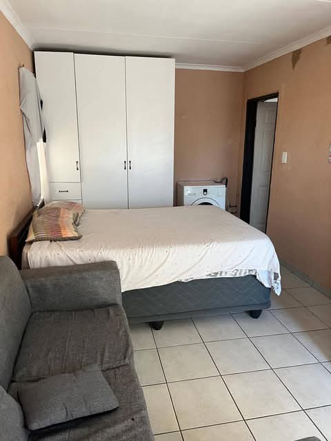 Spacious garage size bachelor to rent availab  in Spruitview