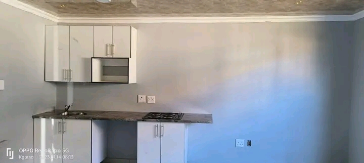A spacious bachelor unit is available for ren  in Cosmo City