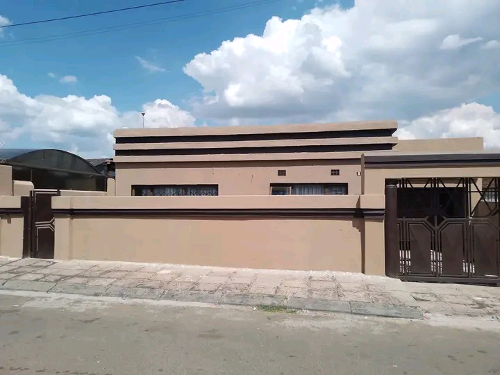House available for rental in soweto 

💰  in Moletsane