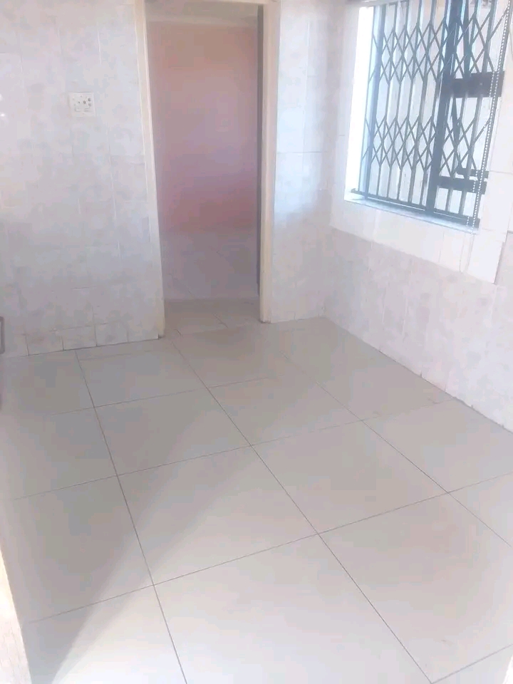 A 3 roomed house available in phomolong.

1  in Orlando West