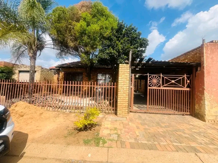 2 bedroom house/apartment is available immedi  in Mamelodi