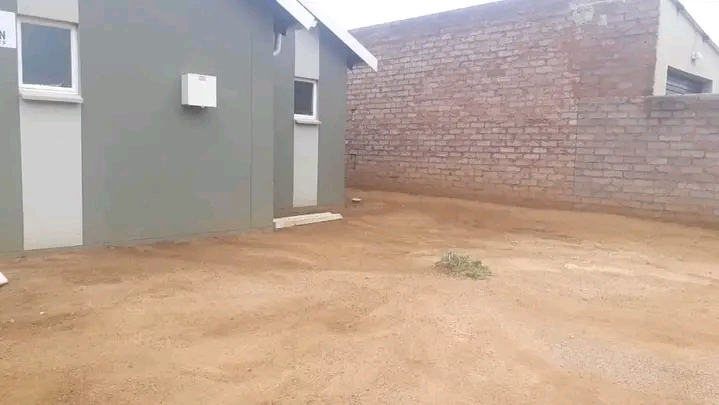 Area: ext 21📍
3 bedrooms
bathroom
loung  in Windmill Park