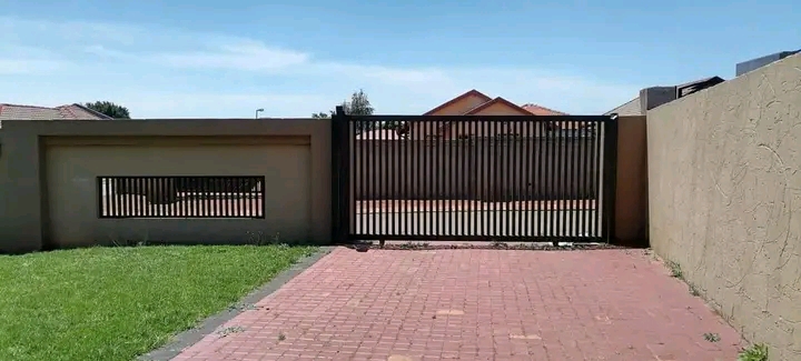 2 bedroomed house available to rent
fitted k  in Dawn Park
