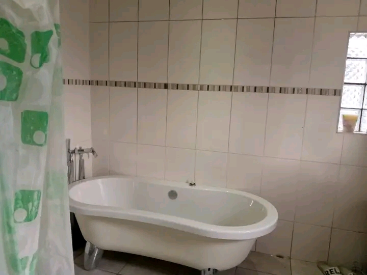 Spacious fitted bedroom with en-suiite 
shar  in Orlando East