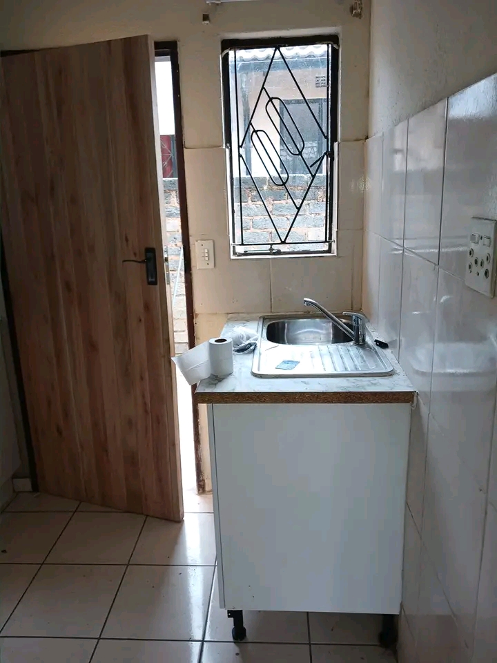 Comfy modern clean bachelor units for rent at  in Ebony Park