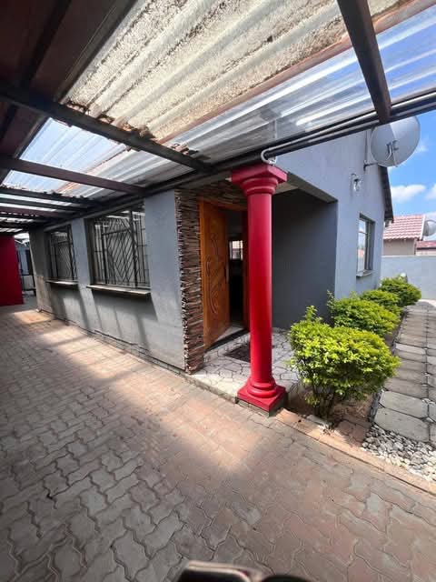 3 bedroom house with fitted kitchenette with   in Rabie ridge