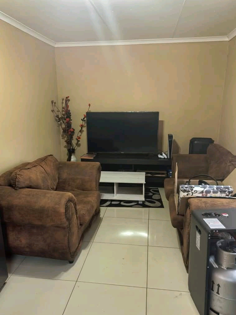 1 bedroom cottage 
r4600 pm
r4600 split 
�  in Norkem Park