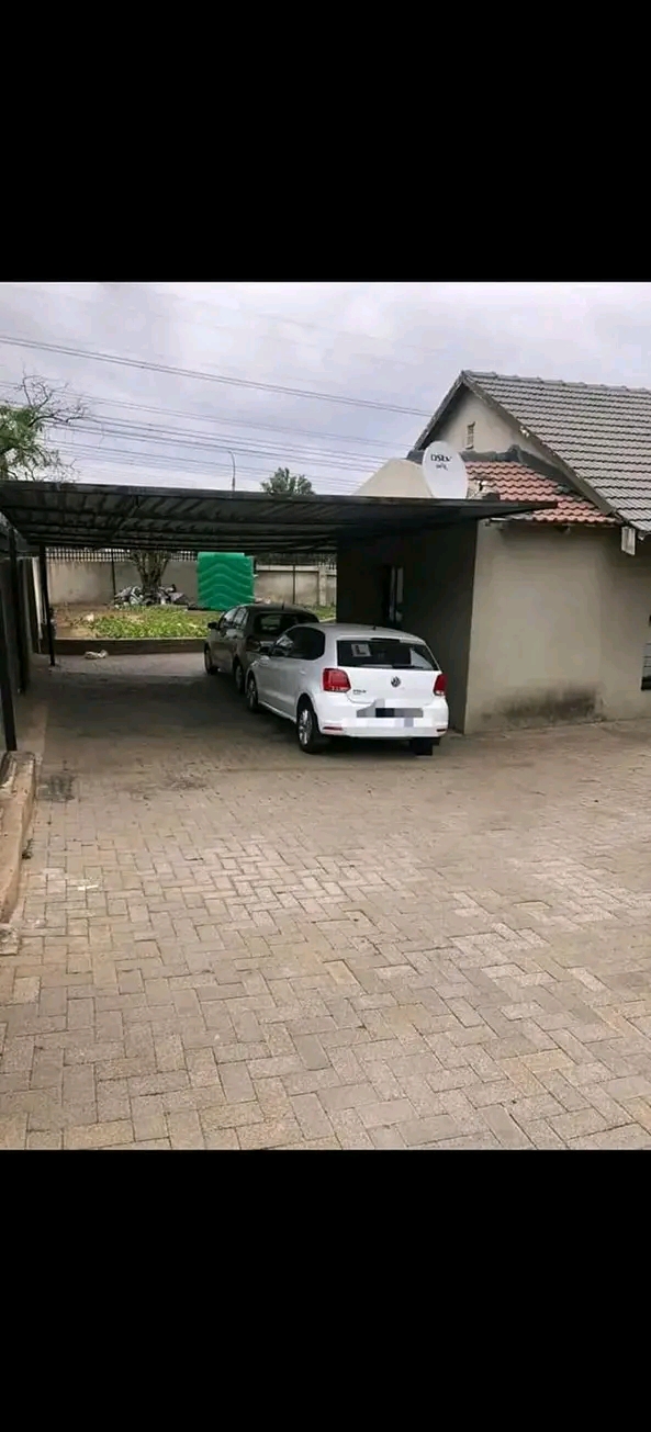 1 spacious bedroom cottage with a fitted wald  in Norkem Park