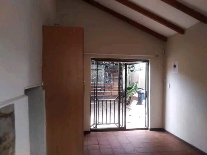 Big bachelor to let in onyx street jhb r4200  in Kensington