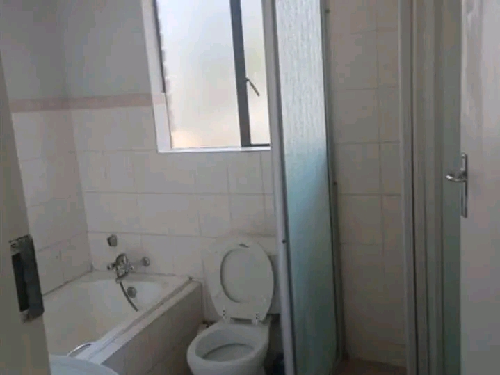 1 bedroom to rent in a 2 bedroom  flat  ..  h  in Midrand