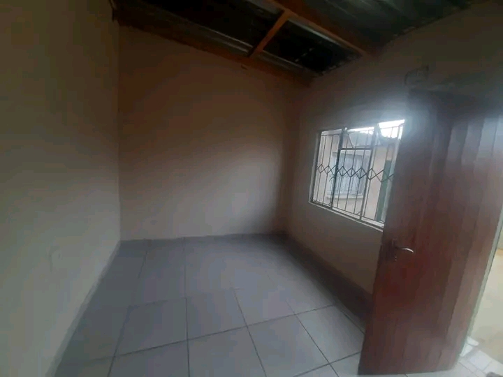 Standard room available in ext 1 no parking   in Kaalfontein