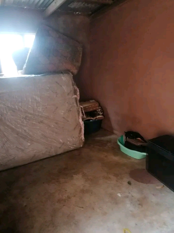 Empty room available close to thokoza library  in Thokoza