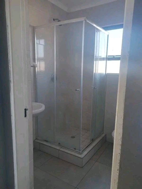 Large 1 bedroom cottage with a fitted kitchen  in Norkem Park