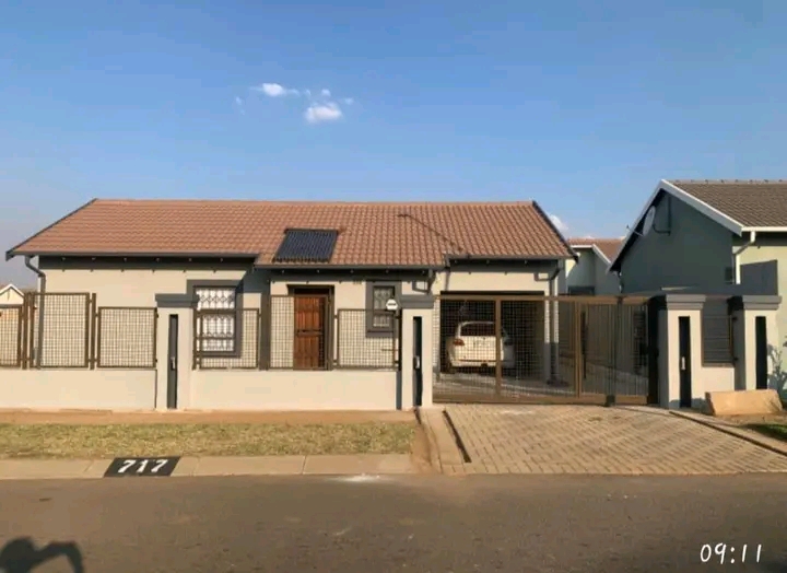 This beautiful house is empty & available to   in Boksburg